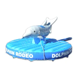 Os golfinhos mecânicos infláveis do rodeio dos jogos interativos alugados do partido montam touro mecânico para crianças e adulto