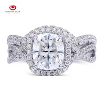 Nouvelle conception Bague de fiançailles en moissanite taille coussin plaqué platine, bijoux en or 14K, vente en gros