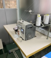Nouvelle machine à coudre surjeteuse industrielle à lit plat haute vitesse avec coupe-fil automatique et moteur pour l'industrie du vêtement