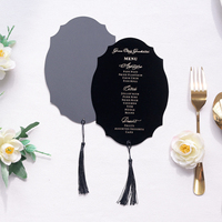 Cartes de menu personnalisées en velours noir avec texte doré et pompons – Décoration de table vintage ornée pour mariages et fêtes d'anniversaire
