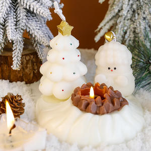 Boîte cadeau de bougie en forme d'arbre de Noël en cire de coco faite à la main avec un pot en porcelaine - Barres biodégradables et non toxiques et ornement de Noël - Product Image 1
