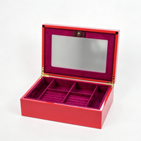 Boîte à bijoux rectangulaire en laque piano rouge brillante personnalisée, plaque de logo dorée, fermeture magnétique, design simple, cuir PU