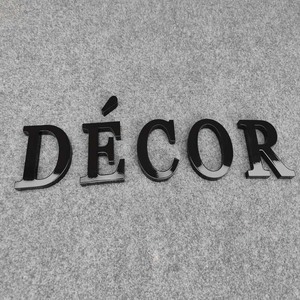 Insegna in Metallo Composito con Lettere 3D Personalizzate, Finitura Nera e Oro, Base in Acciaio Inox e Fronte in Acrilico - Product Image 6