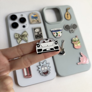 Autocollants de téléphone 3D personnalisés en usine avec des motifs anciens et modernes, en alliage de zinc durable, couleur personnalisée Megasun pour cadeaux souvenirs - Product Image 3
