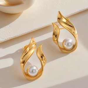 ต่างหูมุกทรงกลมสีทองประดับมุกสีขาว เหมาะสำหรับใส่ทุกวัน - Product Image 4