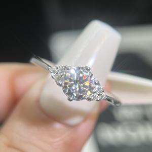 بيع بالجملة 1 قيراط مويسانيتي للنساء vs D اللون شكل ملتوي S925 الفضة المشاركة حفلات الروديوم - Product Image 3