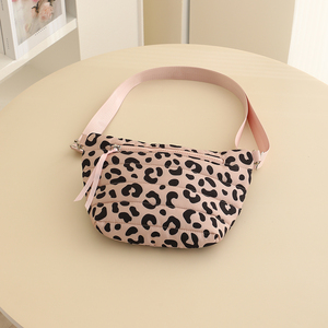 Sac banane matelassé léopard rose en nylon léger avec sangle réglable et poche avant zippée, sac à bandoulière décontracté pour le quotidien - Product Image 3