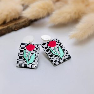 Orecchini a Perno alla Moda con Design a Scacchi Bianco e Nero e Tulipano Rosso, Gioielli Statement, Accessori da Donna, Set da 12 Pezzi - Product Image 2