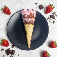 Cornet de glace à la fraise miniatures avec enrobage chocolaté, saveur fruitée authentique et cornet croustillant