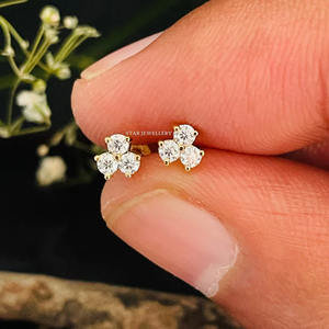 Bijoux fins de goujon de diamant naturel de trois pierres d'or solide de 14K. - Product Image 1