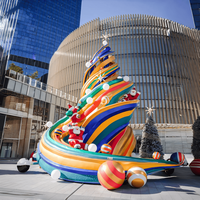 Sculpture d'arbre de Noël abstraite en fibre de verre sur mesure, statue géante d'arbre de Noël courbé avec décorations festives pour parc à thème et festival