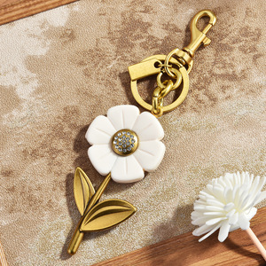 Porte-clés mousqueton en alliage d'acier inoxydable de luxe, motif petite <span class=keywords><strong>marguerite</strong></span> de dessin animé, étanche et léger, vente chaude - Product Image 5