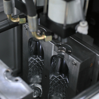 Machine de fabrication de bouteilles d'eau minérale en plastique semi-automatique, machine de soufflage de bouteilles en PET, machine de moulage par étirage-soufflage