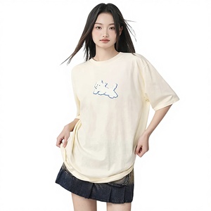 T-shirt stampata da donna in cotone pettinato a maniche corte, modello animalier simpatico cucciolo bianco, collezione Primavera/Estate 2024, vestibilità ampia casual, per <span class=keywords><strong>coppia</strong></span> - Product Image 1