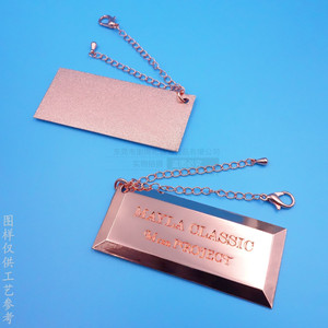 Étiquette de vêtement personnalisée en alliage de zinc rose doré avec chaîne et logo en relief pour accessoires et cadeaux promotionnels - Product Image 1