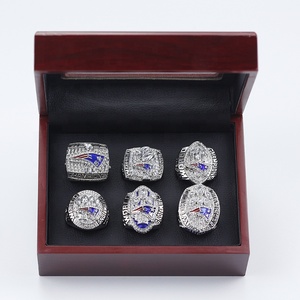 Set di 6 Anelli dei New England Patriots, Anelli del <span class=keywords><strong>Campionato</strong></span> con Tom Brady, Set con Scatola Regalo - Product Image 1