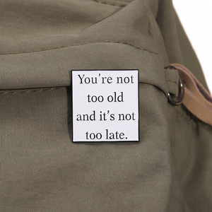 No eres demasiado viejo y no es demasiado tarde esmalte Pin cálido frases inspiradoras broches solapa insignia joyería regalo al por mayor - Product Image 3