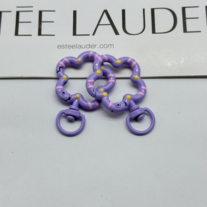 Haute qualité personnalisé UV imprimé alliage lumière porte-clés nouveauté dessin animé fleur forme élégant bricolage artisanat mode promotionnel - Product Image 3