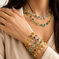 Ensemble de bijoux pour femmes en acier inoxydable plaqué or 18 carats, collier, boucles d'oreilles et bracelet assortis tendance avec trèfle à quatre feuilles entièrement serti de diamants