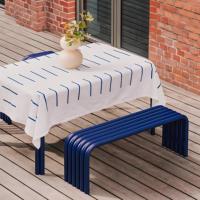 Tables et bancs en fer tubulaire courbé de style nordique minimaliste pour l'extérieur, adapté aux greniers, terrasses, salles à manger et espaces publics.