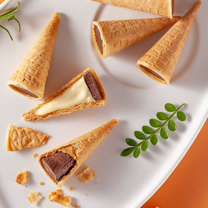 Sandwich à la crème glacée au <span class=keywords><strong>chocolat</strong></span> sucré, biscuits croustillants <span class=keywords><strong>en</strong></span> forme de cône d'œuf - Product Image 4