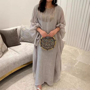 Kaftano Musulmano Tradizionale da Donna Lungo per l'Esportazione con Maniche a Pipistrello e Nappe, Stile Medio Orientale a Tinta Unita - Product Image 1
