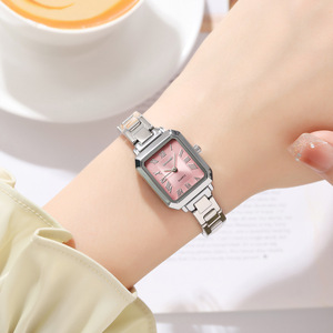 Montre à quartz carrée pour femme Skmei, bracelet en acier inoxydable, cadran de 20,8 mm, étanche 30 m, design élégant - Product Image 3
