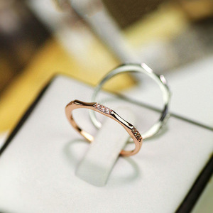 Anello Sottile con Design a Linea Sottile, Stile Minimalista per Donne - Product Image 3