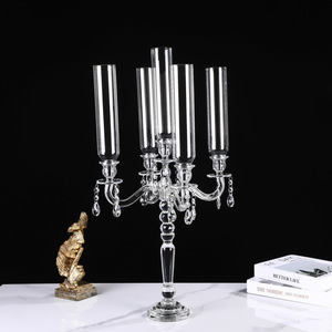 Tables élégantes en verre transparent, acrylique, métal doré et pendentifs de luxe pour bougeoirs en cristal. - Product Image 4