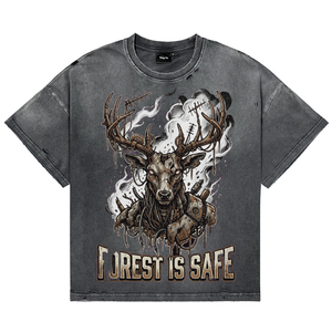 Camiseta de manga corta para hombre con estampado de ciervo y letras 'Forest Is Safe', efecto lavado y desgastado, estilo oversize streetwear - Product Image 1