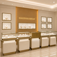 Ensemble de comptoirs de présentation de bijoux sur mesure avec armoires murales en verre blanc crème et métal doré pour les bijouteries de luxe