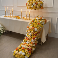 Chemin de table floral artificiel en roses blanches pures et gypsophiles, longue rangée de fleurs en cascade pour la décoration de la table de mariage et de la composition centrale.
