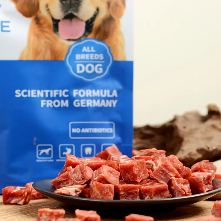 Lanche de cachorro com cubos de carne natural, ingredientes naturais