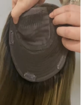 Nouvel arrivage de <span class=keywords><strong>cheveux</strong></span> humains blond cendré Balayage couleur non traités <span class=keywords><strong>cheveux</strong></span> européens à cuticule alignée base de soie topper pour les femmes - Product Image 5