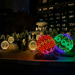 Sphère de Noël rouge lumineuse pour les centres commerciaux, les hôtels, les rues et les grands projets de décoration saisonnière - Product Image 1