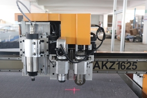 Machine de découpe numérique CNC 1625 1610 2030 avec couteau oscillant pour la découpe de mousse, de cuir, de tissu et de tapis - Product Image 5