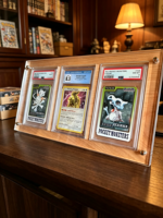 Étui de présentation pour cartes gradées en acrylique sur mesure avec protection UV et base en bois massif pour cartes de collection gradées PSA CGC ACE