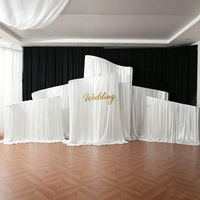 Support de toile de fond en métal irrégulier en forme de vague en S pour décoration de scène de mariage en extérieur sur pelouse