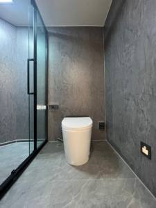 Maison modulaire portable en forme de capsule spatiale avec panneaux solaires, 2 pièces, cuisine et salle de bain - Product Image 6