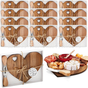 Tabla de queso en forma de corazón de bambú con juego de cuchillo y tenedor para servir postres y frutas - Product Image 4