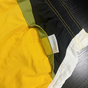 Shorts de bain jaunes personnalisés pour hommes, séchage rapide, avec empiècements latéraux contrastants, style plage tropicale - Product Image 4