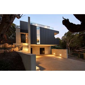 Villa moderna de madera con paredes de vidrio y espacio exterior para estar al aire libre - Product Image 2