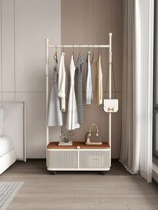 Porte-vêtements <span class=keywords><strong>sur</strong></span> pied de couleur crème moderne avec <span class=keywords><strong>panier</strong></span> de rangement et <span class=keywords><strong>roulettes</strong></span> pour l'organisation des vêtements dans la chambre - Product Image 6
