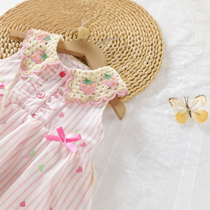 Abito Estivo Senza Maniche a Righe Verticali Rosa con Colletto Ricamato a Fragole per Bambini con Borsa a Forma di <span class=keywords><strong>Fragola</strong></span> - Product Image 2