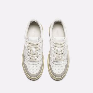 Zapatillas Deportivas Retro de Gamuza de Caña Baja para Hombre y Mujer, Modelo Medalist Action Trainer - Product Image 3