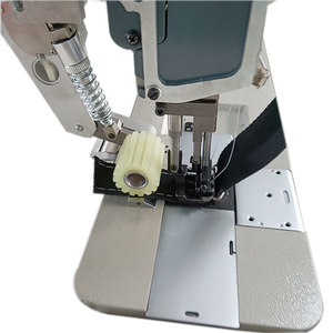 Máquina de coser industrial de brazo largo con doble aguja, puntada de seguridad, pie móvil y base plana, de alta resistencia, nueva, al por mayor, de hierro. - Product Image 2