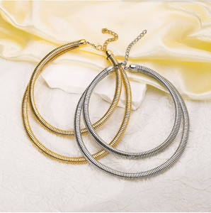 Collier ras du cou à chaîne épaisse en spirale en métal lourd pour femmes Torques exagérés simples avec placage à l'or Style Steampunk pour hommes - Product Image 5