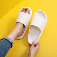 Chaussures de sport pantoufles diapositives femmes sandales logo personnalisé mode plate-forme EVA pantoufles nuage diapositives oreiller pantoufles pour les femmes