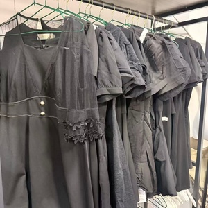 Gonna Corta Classica da Donna in Cotone Morbido Nera Elegante Usata - Seconda Mano, Stile Casual Estivo, per Donna - Negozio dell'Usato - Product Image 2