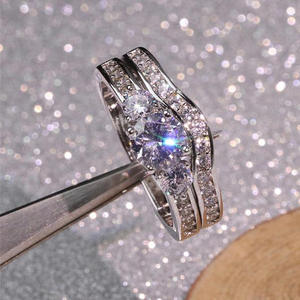 Juego de Joyería Nupcial F749, Oro Sólido de 18K, Zirconia Redonda con Corte Brillante, Anillos de Boda para Mujer - Product Image 4